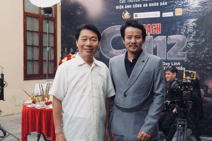 Hồ Quang Mẫn chụp ảnh cùng diễn viên Huỳnh Kiến An trong hậu trường bộ phim "Kế hoạch CM12". Ảnh: Yến Nhi.