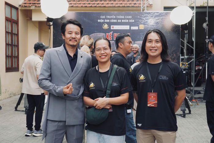 Nam diễn viên Hồ Quang Mẫn cùng đạo diễn Trần Duy Linh đứng bên phải và biên kịch Đinh Hoàng Ngọc Khánh đứng giữa. Ảnh: Yến Nhi.