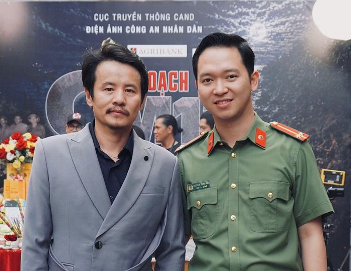 Nam diễn viên Hồ Quang Mẫn cùng đồng chí Nguyễn Trung Hiếu - một vai cán bộ công an trong phim, hiện công tác tại Công an tỉnh Vĩnh Long. Ảnh: Yến Nhi.