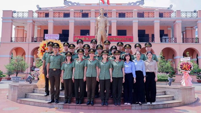 Cán bộ chiến sĩ trẻ của Phòng An ninh kinh tế trước Tượng đài Nguyễn Tất Thành tại Bảo tàng Hồ Chí Minh - Chi nhánh TP Hồ Chí Minh (Bến Nhà Rồng).