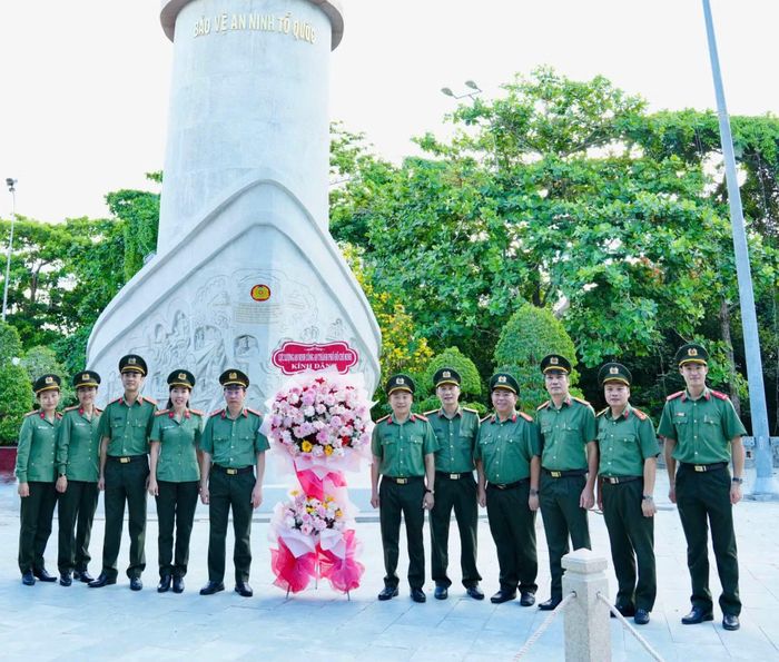 Lãnh đạo Công an TP Hồ Chí Minh cùng lãnh đạo, cán bộ chiến sĩ Phòng An ninh kinh tế dâng hoa tại Tượng đài “Bảo vệ an ninh Tổ quốc” tại đảo Hòn Đá Bạc, Cà Mau.
