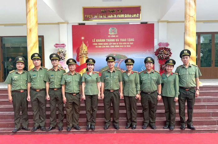  Lãnh đạo, cán bộ chiến sĩ Phòng An ninh kinh tế trong một hoạt động tại Cà Mau. 