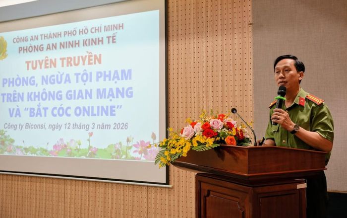 Cán bộ Phòng An ninh kinh tế tuyên truyền các chuyên đề cho các cơ quan, doanh nghiệp.