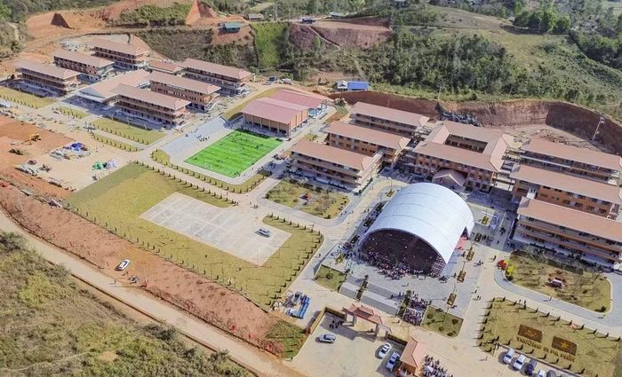 Toàn cảnh Trường phổ thông nội trú liên cấp Tiểu học và Trung học cơ sở Si Pa Phìn (Điện Biên) nhìn từ trên cao. (Ảnh: TTXVN).