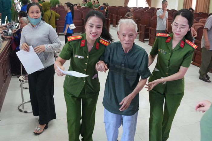 CBCS Công an Nghệ An tận tình hỗ trợ, hướng dẫn các thân nhân liệt sĩ tại các điểm thu nhận mẫu ADN.