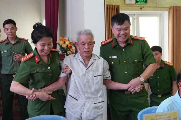 Lãnh đạo phòng Cảnh sát QLHC về TTXH cũng trực tiếp hướng dẫn, giúp đỡ các thân nhân liệt sĩ trong quá trình thu nhận mẫu ADN.