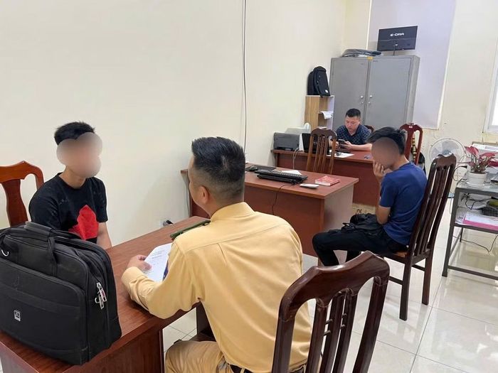 Cán bộ Tổ công tác 191 lấy lời khai nhóm thanh niên vi phạm pháp luật.