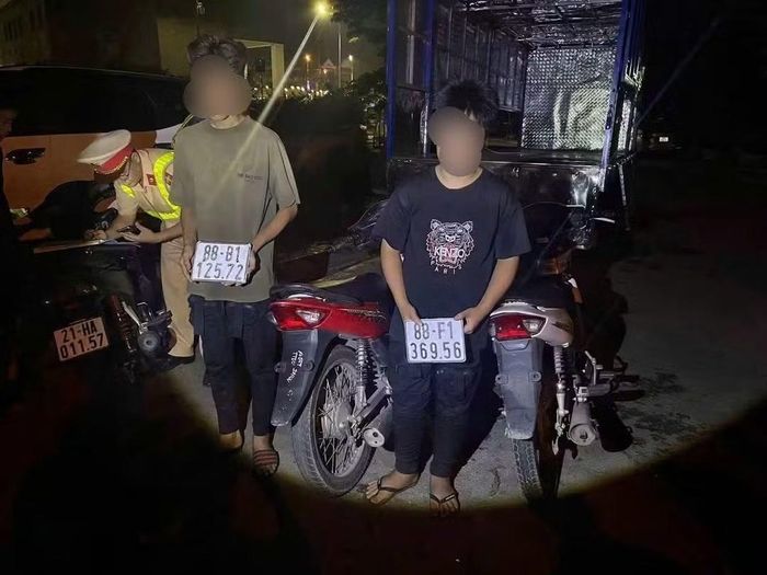 Hai nam thanh niên Phùng Việt H và Nông Văn T không đội mũ bảo hiểm, điều khiển 2 xe mô tô không gắn biển kiểm soát vừa trộm cắp được bị Tổ công tác 191 phối hợp với Công an phường Vĩnh Phúc chặn bắt.