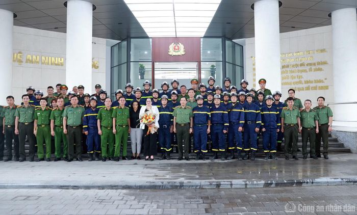 Thứ trưởng Lê Văn Tuyến và các thành viên Đoàn công tác.