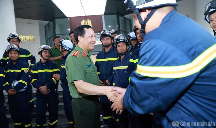 Thứ trưởng Lê Văn Tuyến động viên các cán bộ, chiến sĩ trong Đoàn công tác trước khi lên đường làm nhiệm vụ.