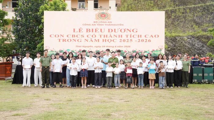 Đại tá Nguyễn Xuân Hùng Phó Giám đốc Công an tỉnh trao thưởng cho con của CBCS Công an tỉnh có thành tích tiêu biểu, đặc biệt xuất sắc trong học tập.