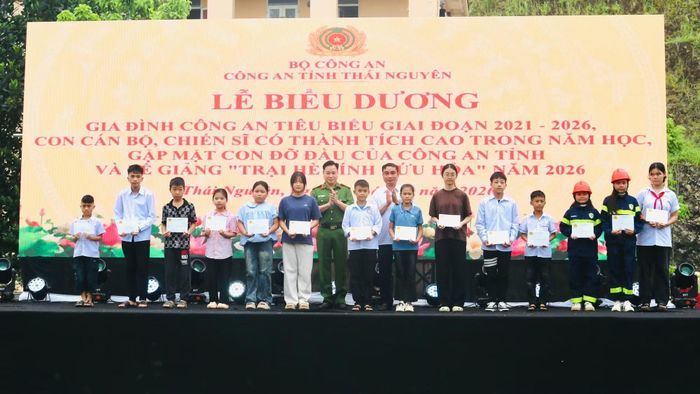 Các đại biểu tặng quà “Con đỡ đầu” của Công an tỉnh Thái Nguyên.