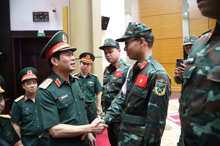 Thứ trưởng Nguyễn Tân Cương động viên CBCS lên dường làm nhiệm vụ.