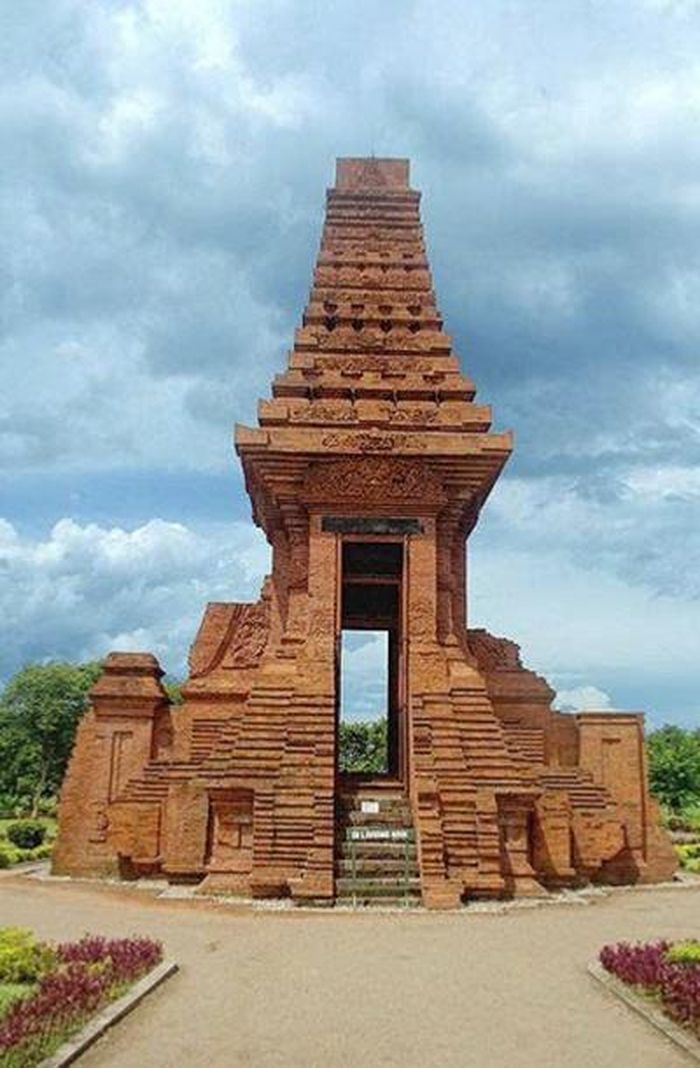 Cổng Bajang Ratu với phong cách kiến trúc Paduraksa. (Nguồn: id.wikipedia.org).