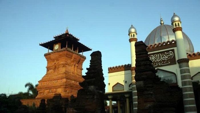 Cổng (hình bóng) và tháp minaret của Thánh đường Hồi giáo lớn Kudus. (Nguồn: m.tribunnews.com)