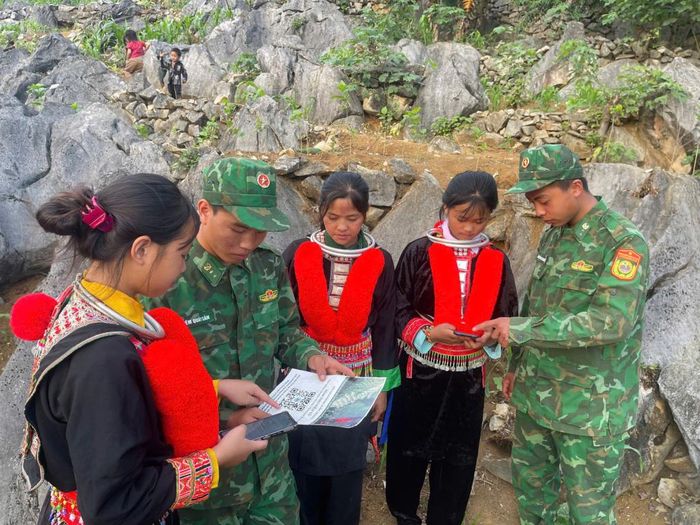Tổ công tác chuyển đổi số Đồn Biên phòng Xuân Trường tuyên truyền người dân xóm biên giới cách sử dụng điện thoại thông minh và truy cập hòm thư điện tử tiếp nhận tin báo tố giác tội phạm ẩn danh.