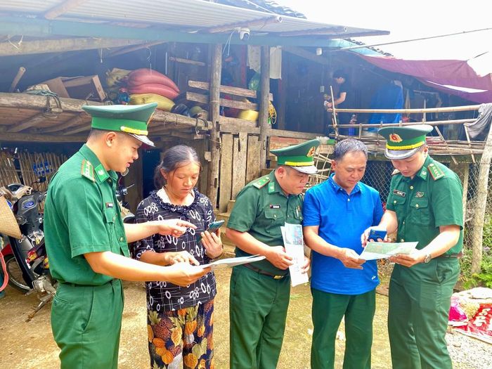 Tổ công tác chuyển đổi số Đồn Biên phòng Xuân Trường hướng dẫn người dân xóm Bản Chuồng, xã Xuân Trường sử dụng các nền tảng số thiết yếu khác.