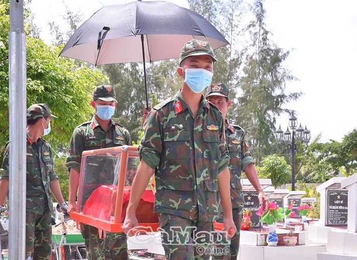 Lực lượng làm nhiệm vụ cẩn trọng, thành kính di chuyển quách hài cốt liệt sĩ.