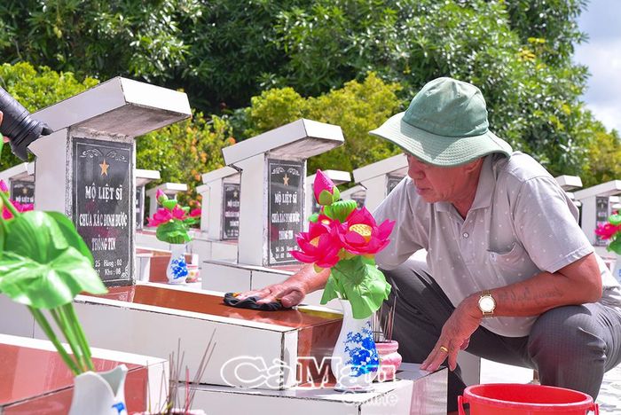 8 năm qua, ông Nguyễn Trung Chỉnh vẫn lặng lẽ chăm sóc từng phần mộ, đau đáu bên những tấm bia chưa xác định được thông tin liệt sỹ.