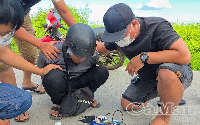 Lực lượng chức năng bắt giữ đối tượng tàng trữ trái phép chất ma túy.