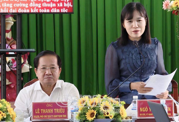  Đồng chí Ngô Yến Nhiên, Chủ tịch Ủy ban MTTQ Việt Nam phường Hiệp Thành, báo cáo các hoạt động nổi bật của Ủy ban MTTQ phường Hiệp Thành 6 tháng đầu năm với đoàn kiểm tra.