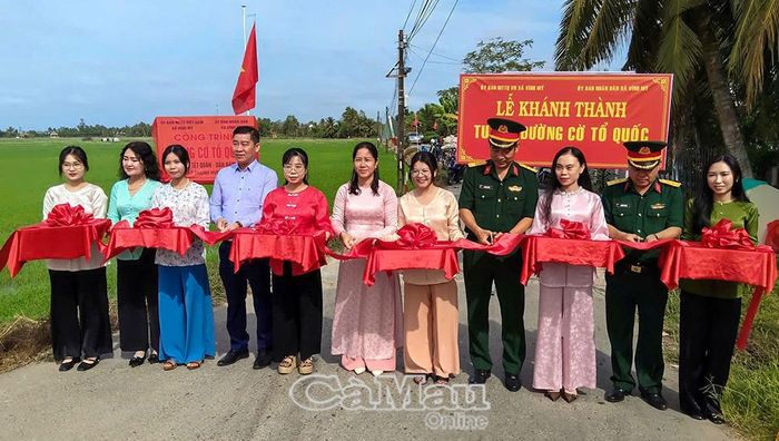  Không chỉ vận động xây dựng cầu giao thông, Ủy ban MTTQ Việt Nam xã Vĩnh Mỹ còn phối hợp chính quyền tạo dựng những tuyến đường cờ Tổ quốc (ảnh: Khánh thành đường cờ Tổ quốc ở ấp Thạnh Hưng 2, ngày 5/2/2026).