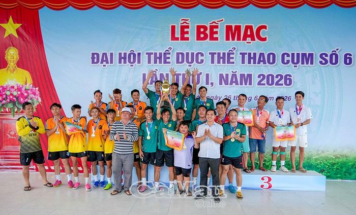 Ban tổ chức trao cờ, cúp, huy chương cho các tập thể, cá nhân đạt thành tích xuất sắc ở từng môn thi đấu.