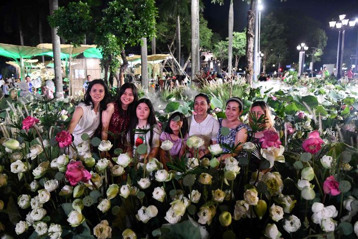 Không gian hồ sen được đông đảo du khách lựa chọn để ghi lại khoảnh khắc ấn tượng…