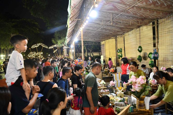 Bên cạnh việc ngắm sen, du khách còn được tham quan các gian hàng OCOP, sản phẩm thủ công mỹ nghệ, thời trang lấy cảm hứng từ hoa sen; theo dõi trình diễn nghề dệt tơ sen, tìm hiểu quy trình ướp trà sen truyền thống, tham gia workshop làm trà sen và thưởng thức nhiều món ăn được chế biến từ sen