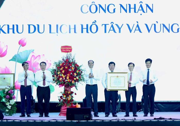 Tại lễ khai mạc, Phó Chủ tịch UBND thành phố Hà Nội Nguyễn Xuân Lưu trao chứng nhận Nghề ướp trà sen Quảng An, phường Tây Hồ, thành phố Hà Nội là Di sản Văn hóa phi vật thể quốc gia. Đồng thời, trao quyết định của UBND thành phố công nhận Khu Du lịch Hồ Tây và vùng phụ cận.