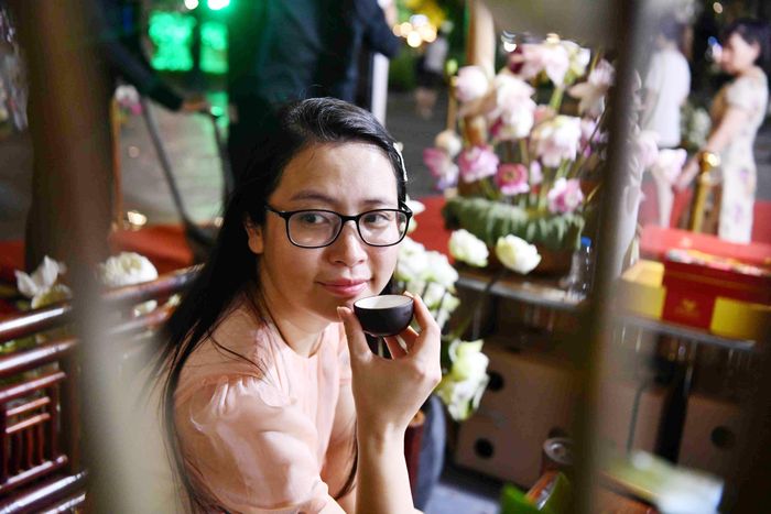 Và thưởng thức trà sen, trong không gian ngập sắc sen…