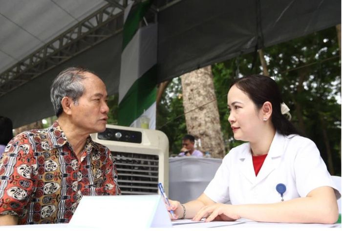 Các bác sĩ thăm khám, hướng dẫn người dân chăm sóc sức khỏe. Ảnh: suckhoedoisong.vn