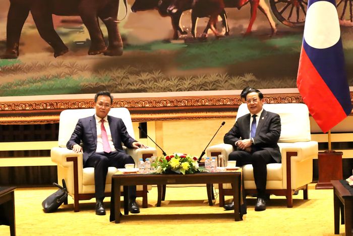 Thủ tướng Chính phủ Lào Sonexay Siphandone và Tổng Kiểm toán nhà nước Nguyễn Hữu Nghĩa. Ảnh: KTNN Lào