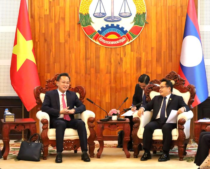 Tổng Kiểm toán nhà nước Việt Nam Nguyễn Hữu Nghĩa và Chủ tịch KTNN Lào Viengthavison Thephachanh trao đổi tại buổi làm việc. Ảnh: KTNN Lào
