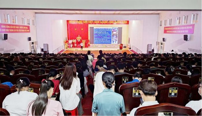 Cán bộ CDC Vĩnh Long nói chuyện chuyên đề phòng, chống tác hại của thuốc lá tại cơ sở giáo dục. Ảnh: soyte.vinhlong.gov.vn