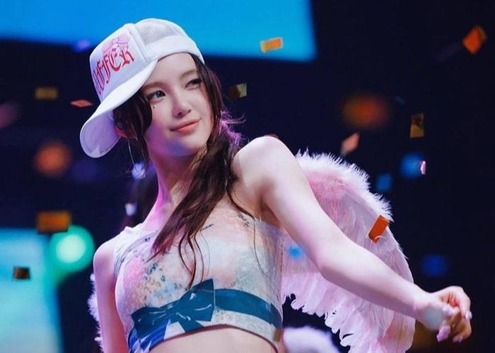 Phía Danielle cho rằng việc chỉ có một mình cô rời nhóm là không công bằng - Ảnh: ADOR