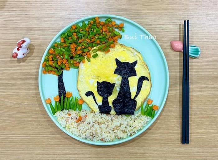Mèo được chị Thảo làm từ lá rong biển, cắt phần đầu, thân, đuôi và ghép lại sẽ dễ hơn là cắt cả con. Cơm dưới chân mèo là cơm chiên. ẢNH: NVCC