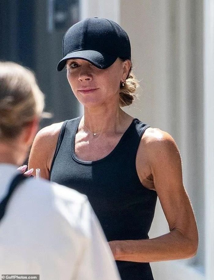 Victoria Beckham khoe vóc dáng săn chắc khi xuất hiện tại London. (Ảnh: goffphoto)