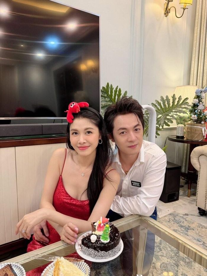 "Tôi luôn nhắc mình câu “Lời nói không mất tiền mua, lựa lời mà nói cho vừa lòng nhau”. Vì thế không chỉ với chồng mà giao tiếp với con cái, bố mẹ, rồi đến những người xung quanh, tôi đều quan trọng lời ăn tiếng nói" - hot mom Thủy Anh từng cho hay.