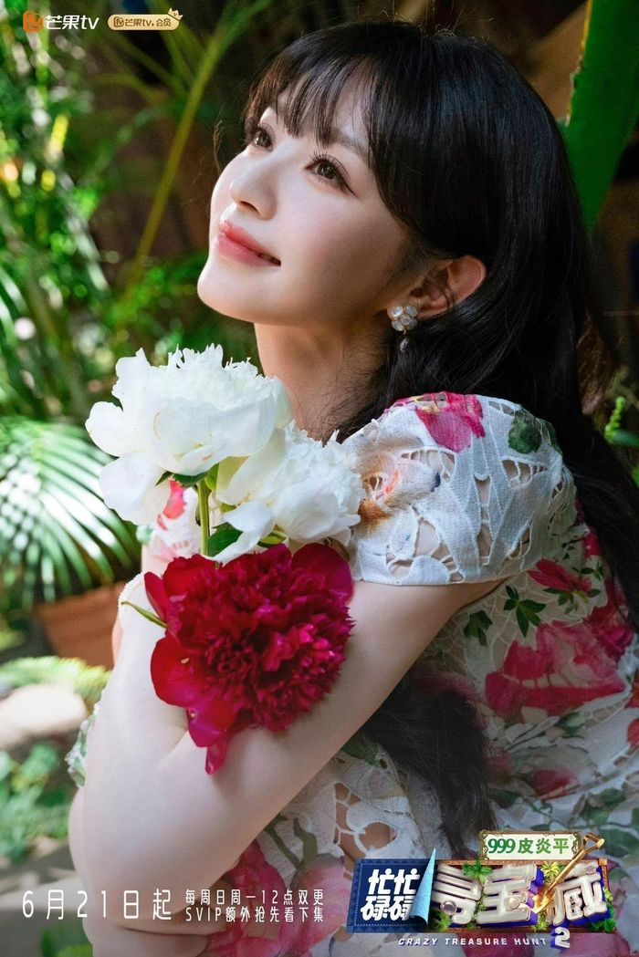 Mái tóc uốn nhẹ cùng váy hoa giúp Điền Hi Vi toát lên vẻ nữ tính, dịu dàng. (Ảnh: Weibo)