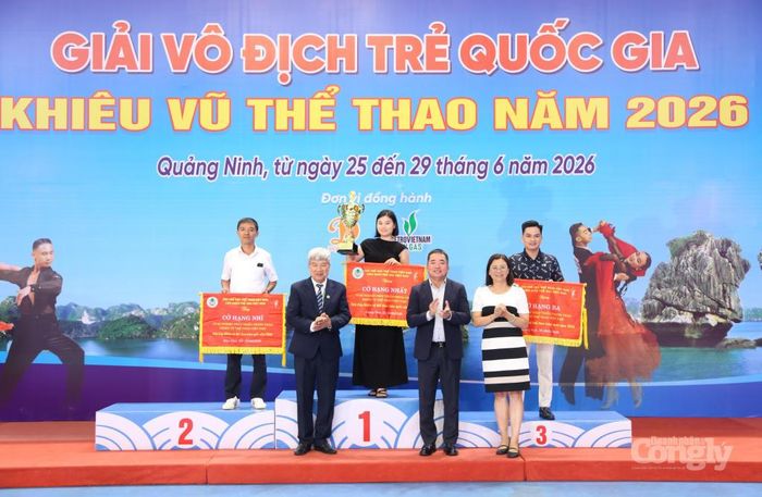 Ban Tổ chức tặng cờ và cúp cho các đoàn có số lượng vận động viên tham gia đông nhất tại giải. Ảnh: Báo Quảng Ninh