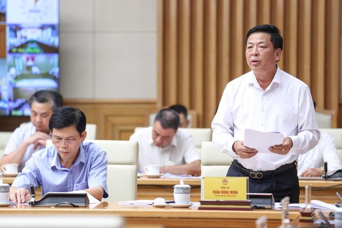 Bộ trưởng Bộ Xây dựng Trần Hồng Minh trình bày báo cáo tại hội nghị.