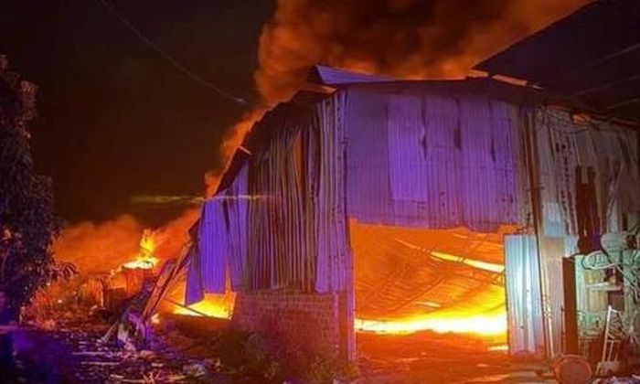Sau khoảng 2 giờ dập lửa, đám cháy được khống chế.
