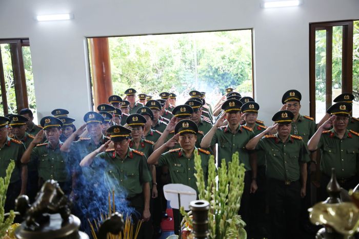 Lãnh đạo, cán bộ, chiến sĩ Công an TP.Hồ Chí Minh dâng hương Chủ tịch Hồ Chí Minh.