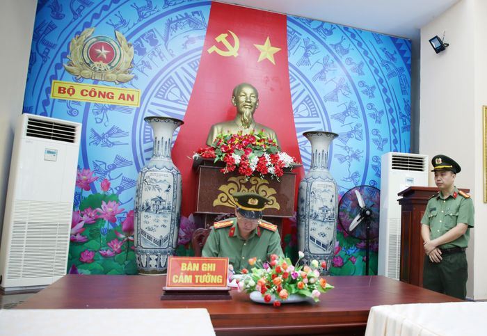 Đại tá Bùi Thanh Trực, Phó Giám đốc CATP ghi cảm tưởng.