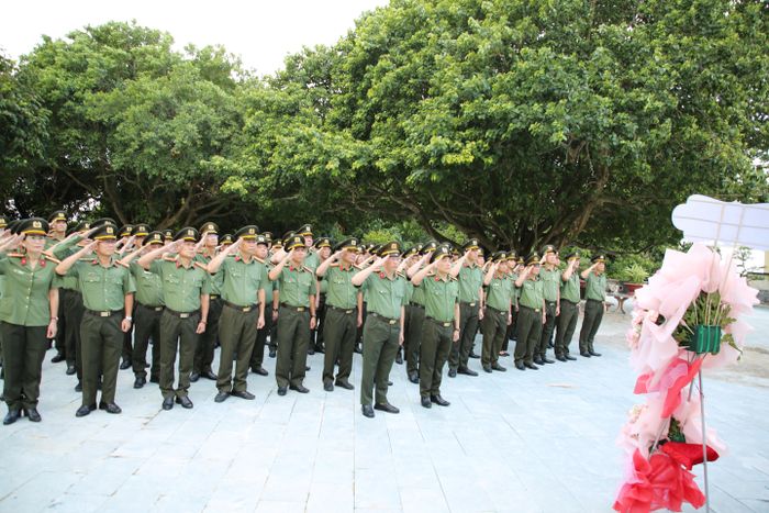 Đoàn đến tham quan, dâng hương tại Tượng đài chiến thắng.