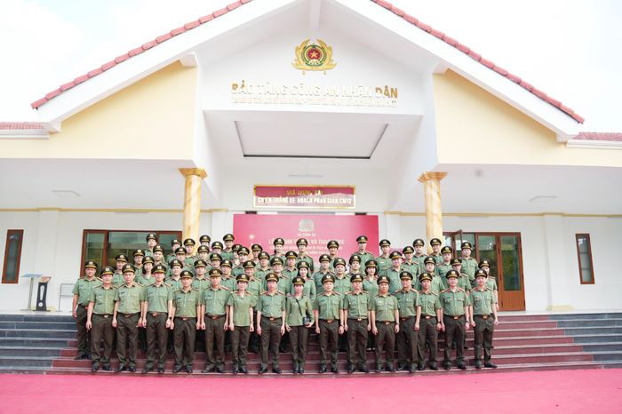 Đoàn chụp ảnh lưu niệm tại Bảo tàng Công an Nhân dân.