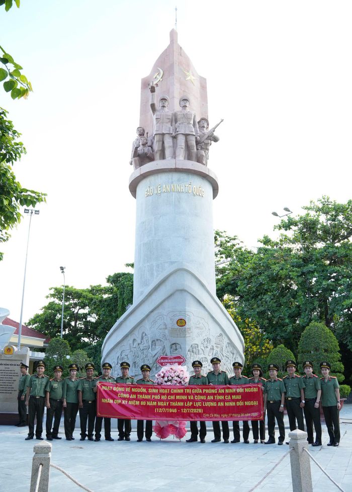 Đoàn chụp ảnh lưu niệm tại Tượng đài chiến thắng.