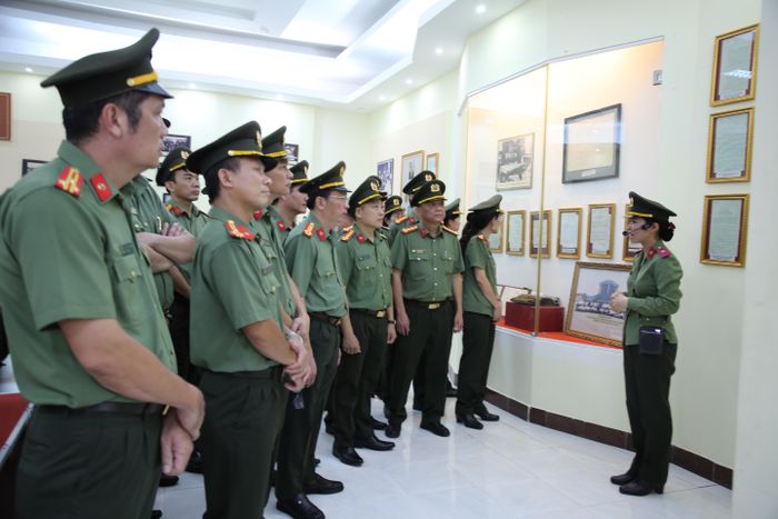 Đại tá Bùi Thanh Trực, Thượng tá Phan Huy Văn cùng cán bộ, chiến sĩ Công an TP.Hồ Chí Minh đã cùng nhau ôn lại chiến thắng vẻ vang của Kế hoạch phản gián CM12.
