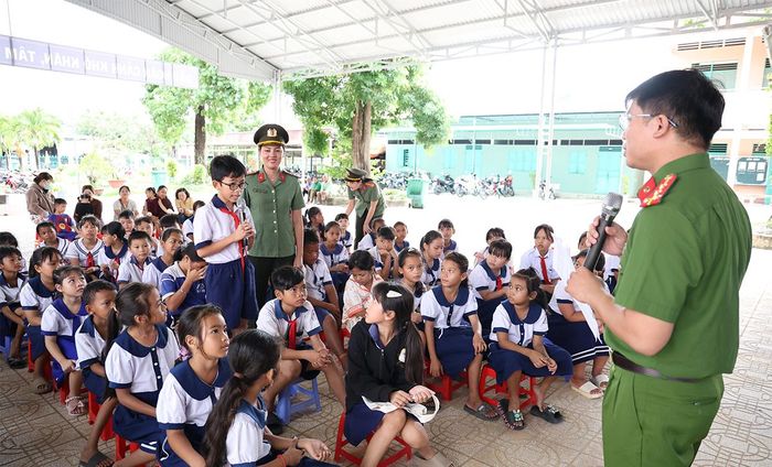 Công an phổ biến kiến thức pháp luật cho các em học sinh. Ảnh: Anh Tầm.